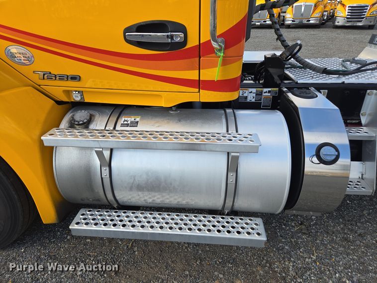 image for item EI4126 2021 Kenworth T680 semi truck