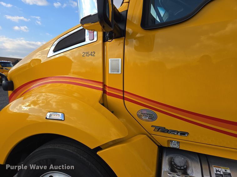 image for item EI4126 2021 Kenworth T680 semi truck