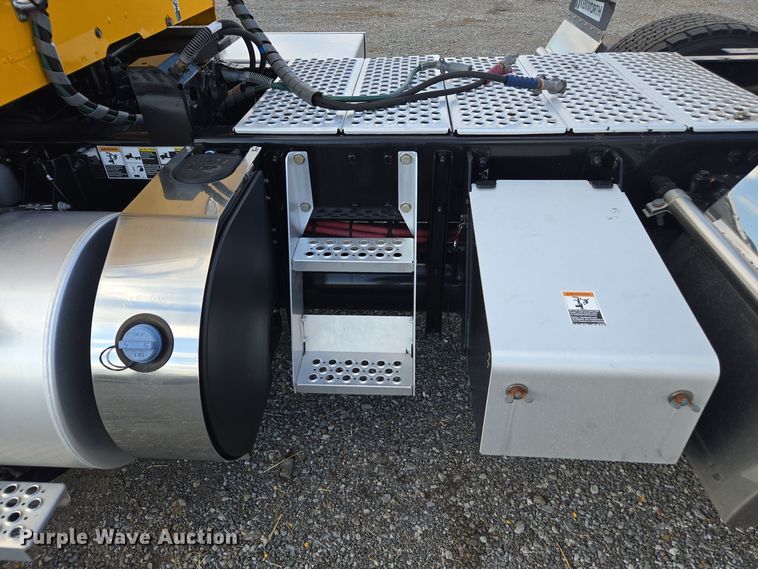 image for item EI4126 2021 Kenworth T680 semi truck