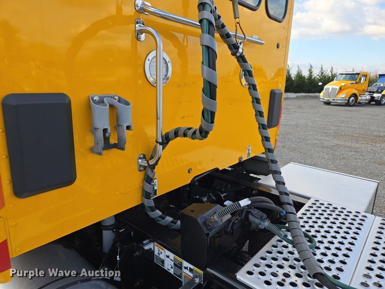 image for item EI4126 2021 Kenworth T680 semi truck