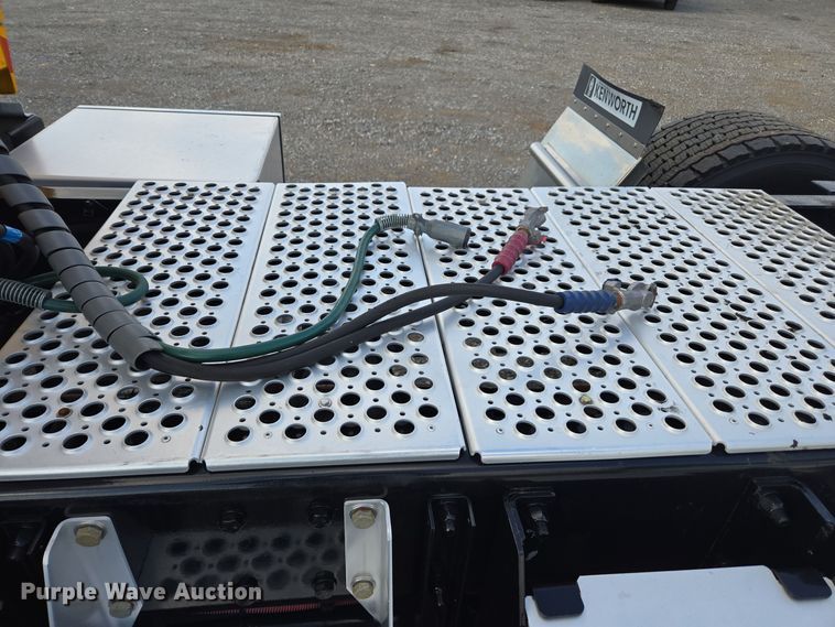 image for item EI4126 2021 Kenworth T680 semi truck