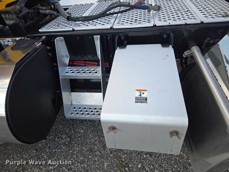 image for item EI4126 2021 Kenworth T680 semi truck