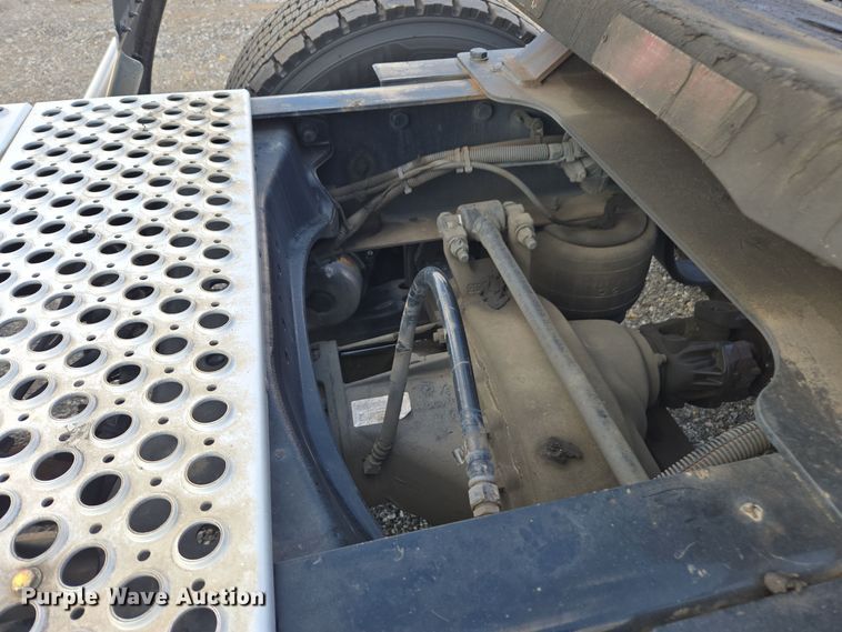 image for item EI4126 2021 Kenworth T680 semi truck