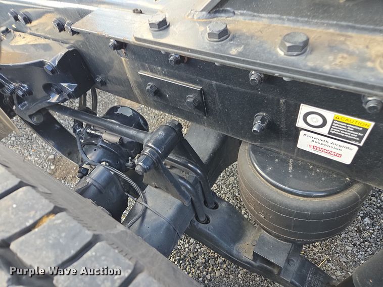 image for item EI4126 2021 Kenworth T680 semi truck