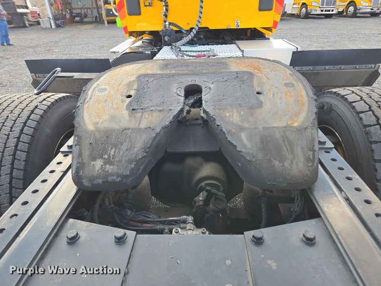 image for item EI4126 2021 Kenworth T680 semi truck