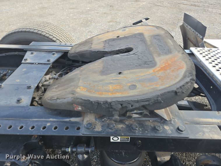 image for item EI4126 2021 Kenworth T680 semi truck