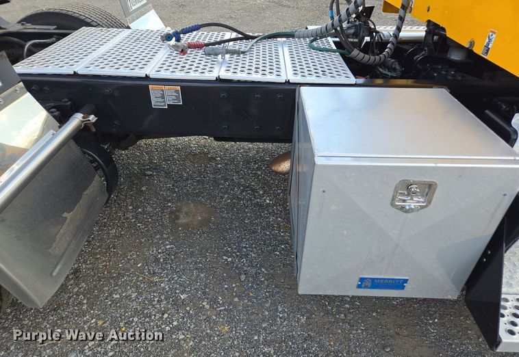 image for item EI4126 2021 Kenworth T680 semi truck