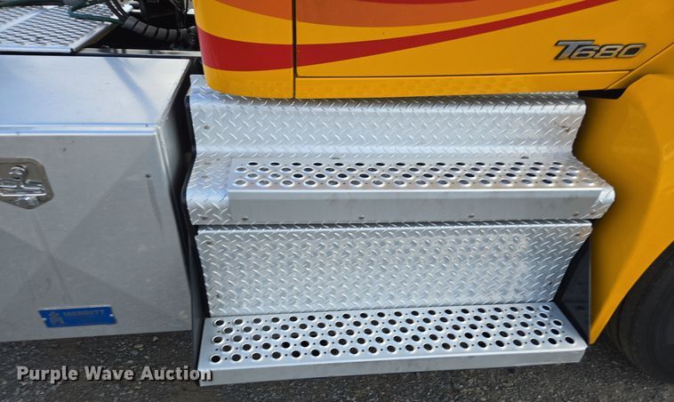 image for item EI4126 2021 Kenworth T680 semi truck