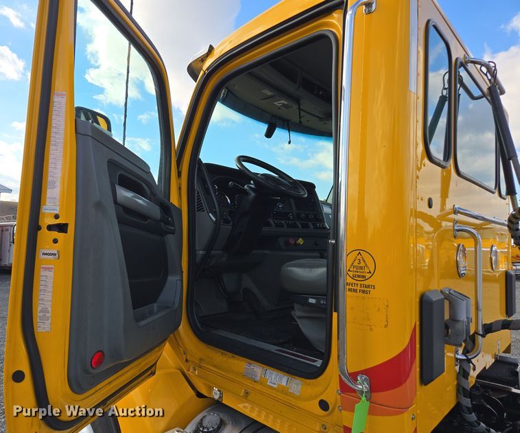 image for item EI4126 2021 Kenworth T680 semi truck