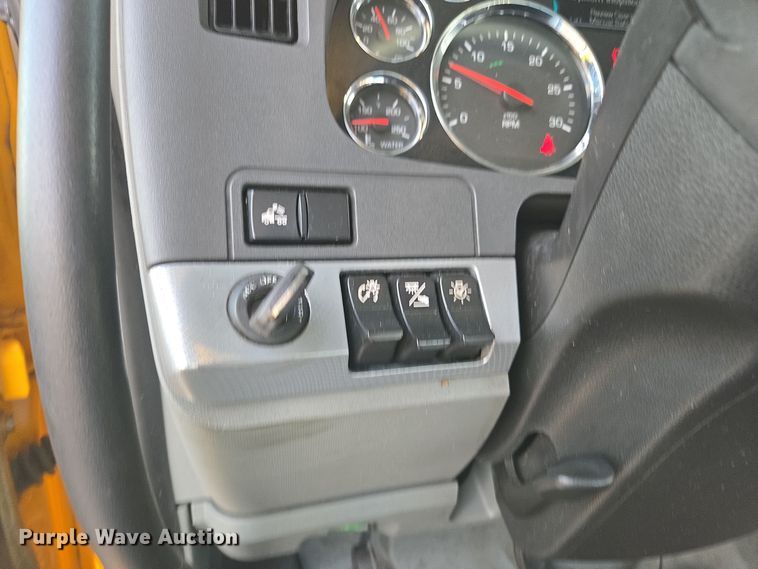 image for item EI4126 2021 Kenworth T680 semi truck