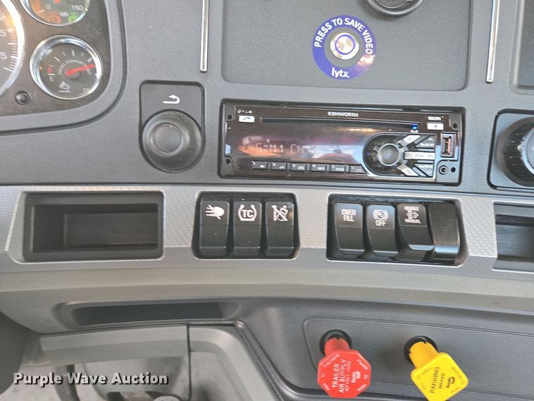 image for item EI4126 2021 Kenworth T680 semi truck