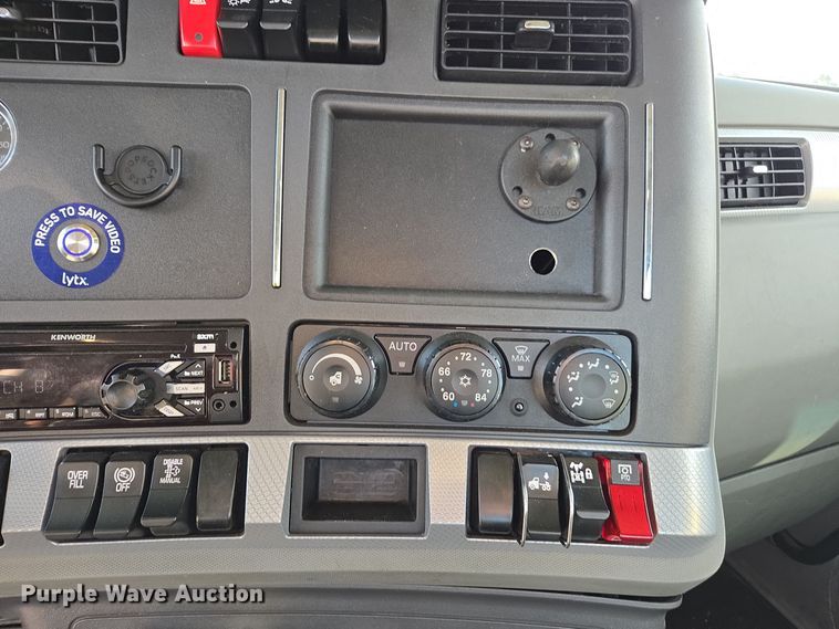 image for item EI4126 2021 Kenworth T680 semi truck