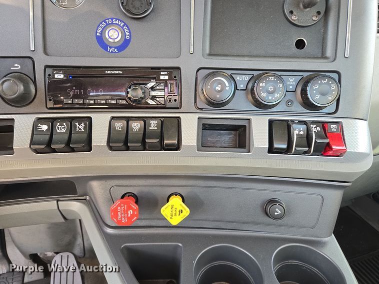 image for item EI4126 2021 Kenworth T680 semi truck