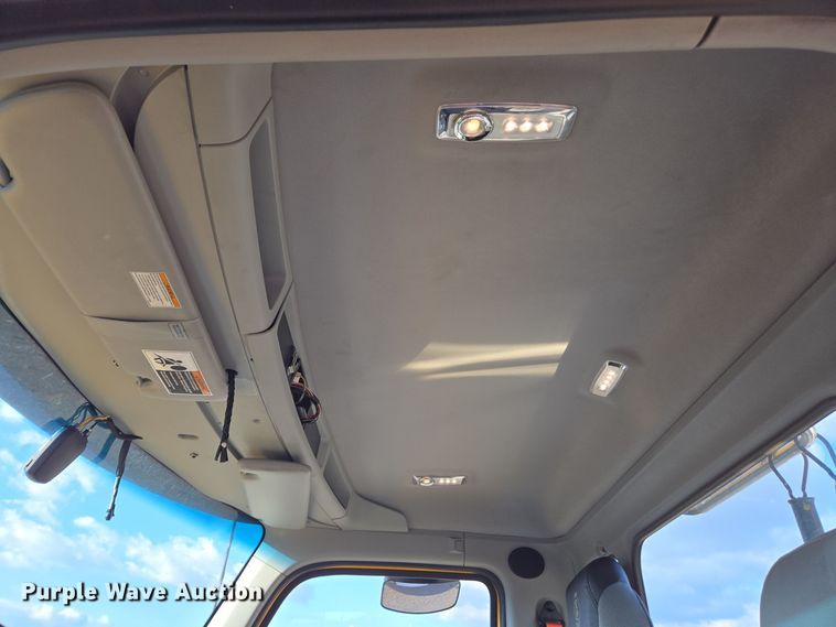 image for item EI4126 2021 Kenworth T680 semi truck