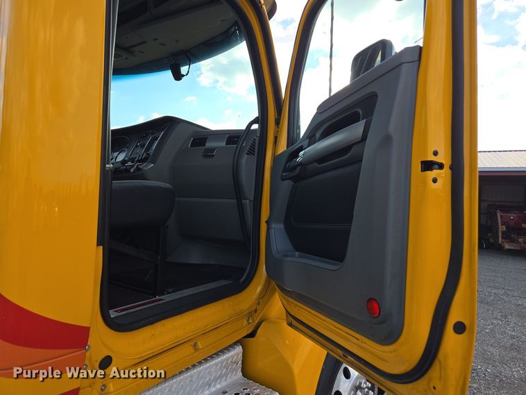 image for item EI4126 2021 Kenworth T680 semi truck