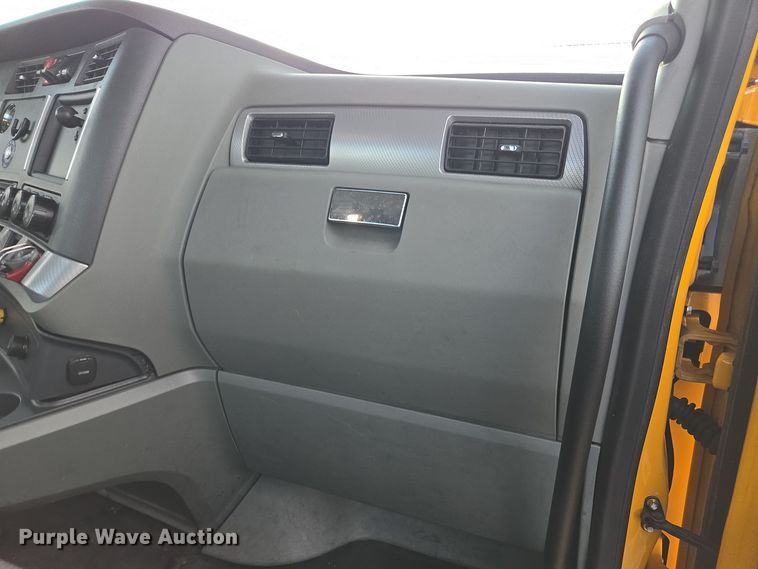 image for item EI4126 2021 Kenworth T680 semi truck