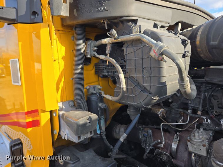 image for item EI4126 2021 Kenworth T680 semi truck