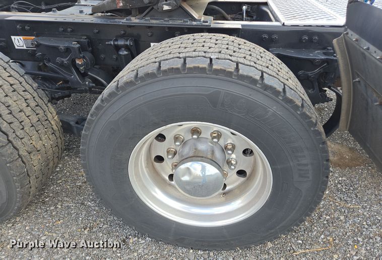 image for item EI4126 2021 Kenworth T680 semi truck