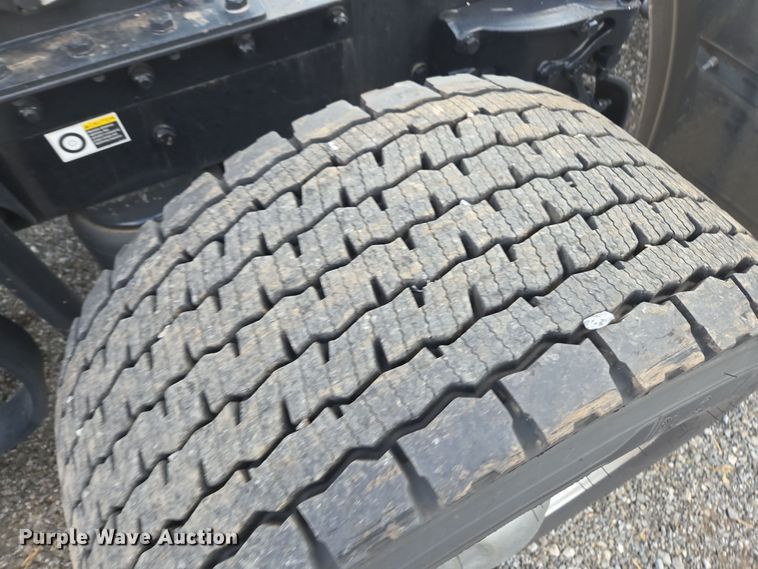 image for item EI4126 2021 Kenworth T680 semi truck