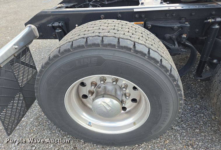 image for item EI4126 2021 Kenworth T680 semi truck