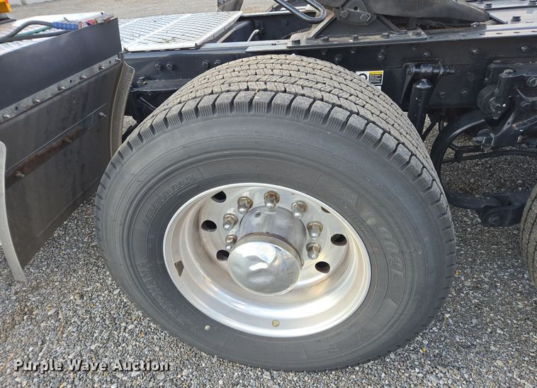 image for item EI4126 2021 Kenworth T680 semi truck