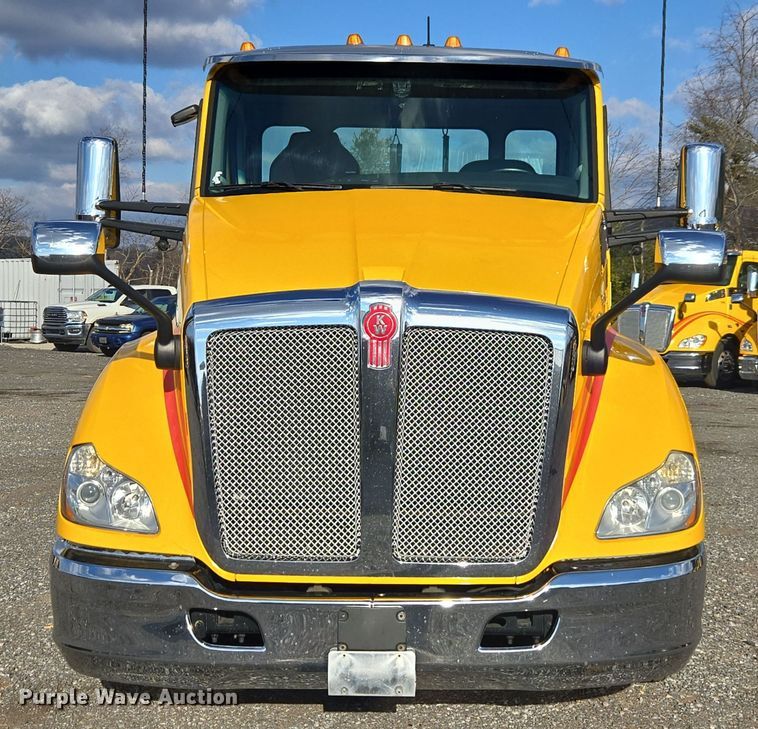 image for item EI4127 2021 Kenworth T680 semi truck