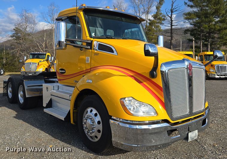 image for item EI4127 2021 Kenworth T680 semi truck