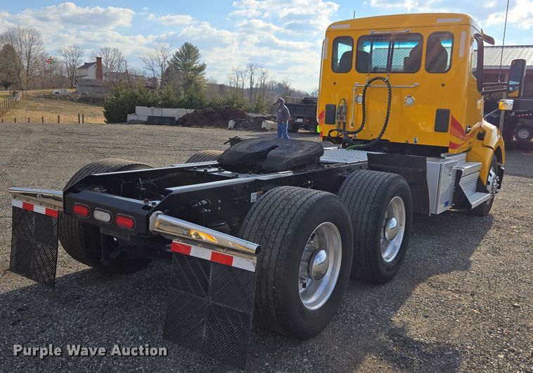 image for item EI4127 2021 Kenworth T680 semi truck