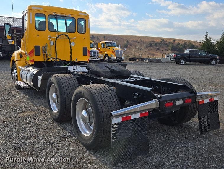 image for item EI4127 2021 Kenworth T680 semi truck