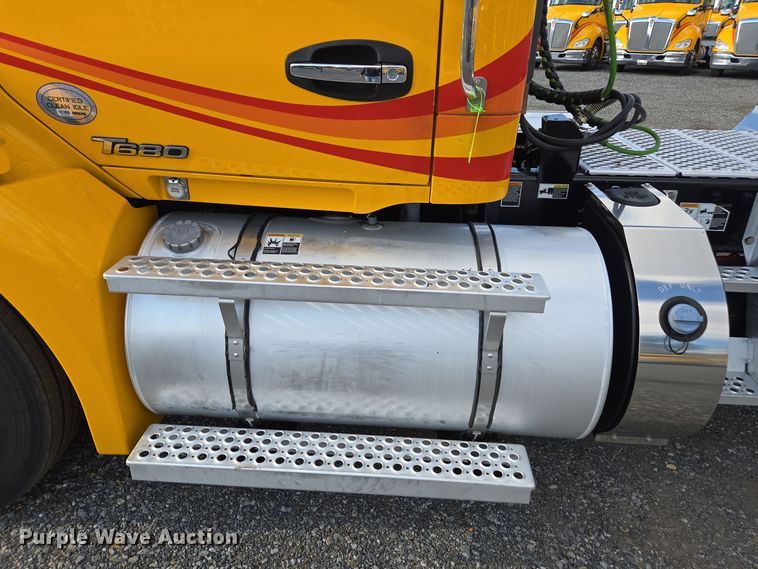 image for item EI4127 2021 Kenworth T680 semi truck