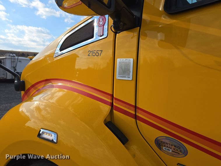 image for item EI4127 2021 Kenworth T680 semi truck