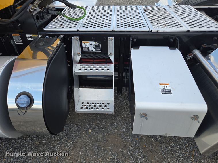 image for item EI4127 2021 Kenworth T680 semi truck