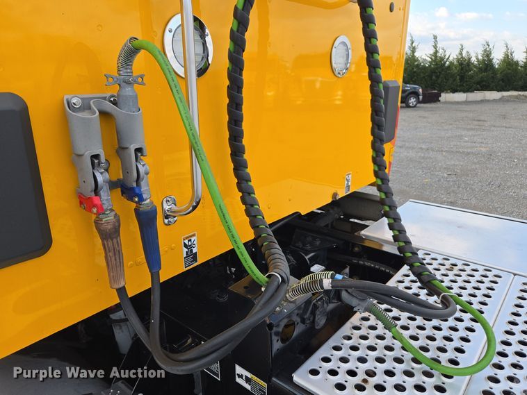 image for item EI4127 2021 Kenworth T680 semi truck