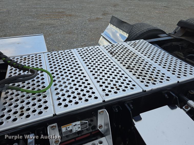 image for item EI4127 2021 Kenworth T680 semi truck