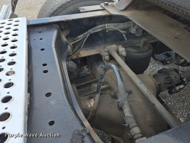 image for item EI4127 2021 Kenworth T680 semi truck