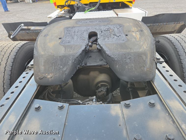 image for item EI4127 2021 Kenworth T680 semi truck