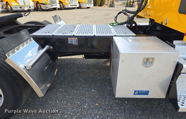 image for item EI4127 2021 Kenworth T680 semi truck