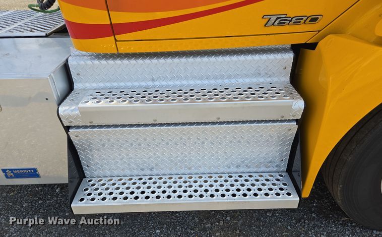 image for item EI4127 2021 Kenworth T680 semi truck