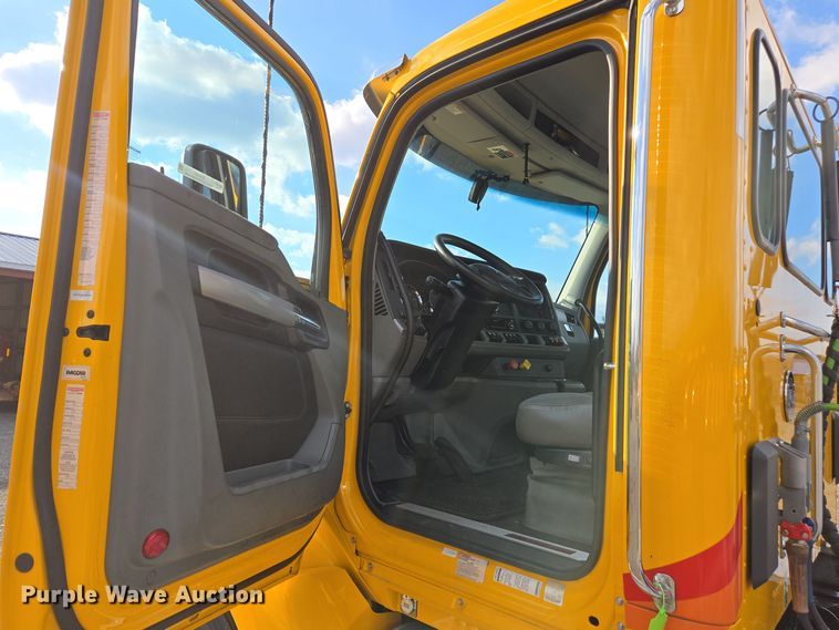 image for item EI4127 2021 Kenworth T680 semi truck