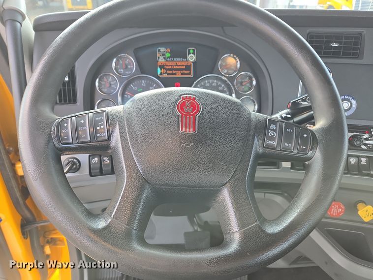 image for item EI4127 2021 Kenworth T680 semi truck