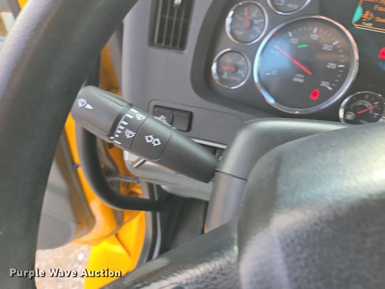 image for item EI4127 2021 Kenworth T680 semi truck