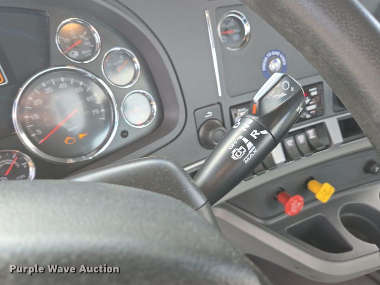 image for item EI4127 2021 Kenworth T680 semi truck