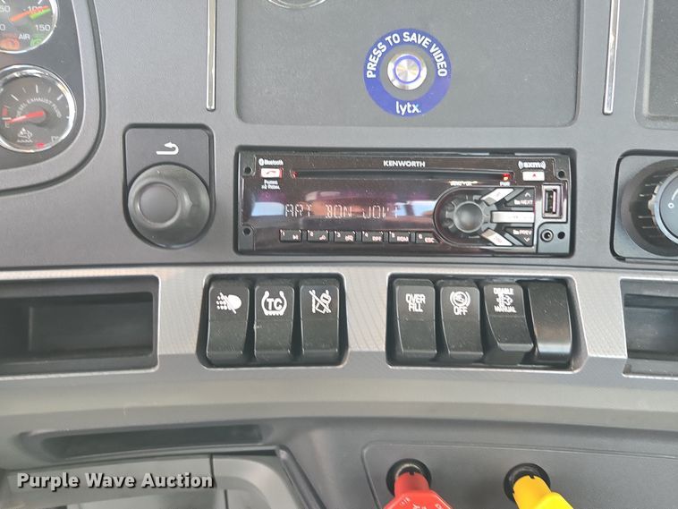 image for item EI4127 2021 Kenworth T680 semi truck