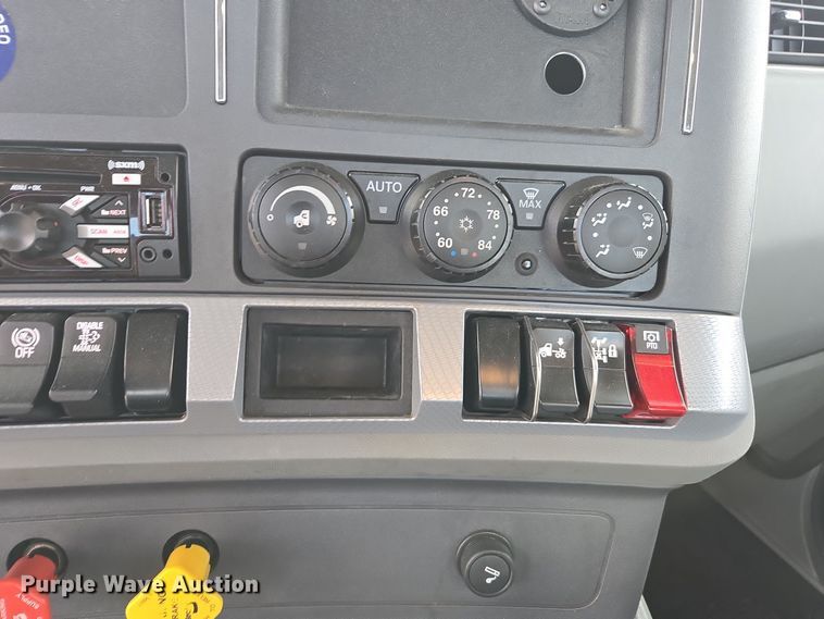 image for item EI4127 2021 Kenworth T680 semi truck