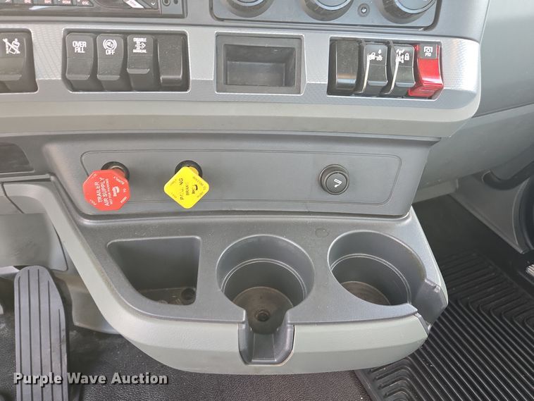 image for item EI4127 2021 Kenworth T680 semi truck