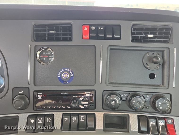 image for item EI4127 2021 Kenworth T680 semi truck