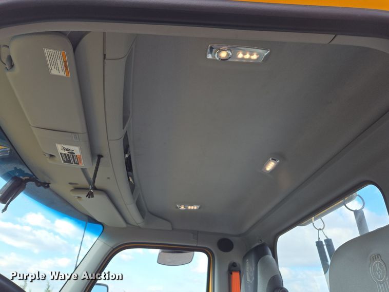 image for item EI4127 2021 Kenworth T680 semi truck