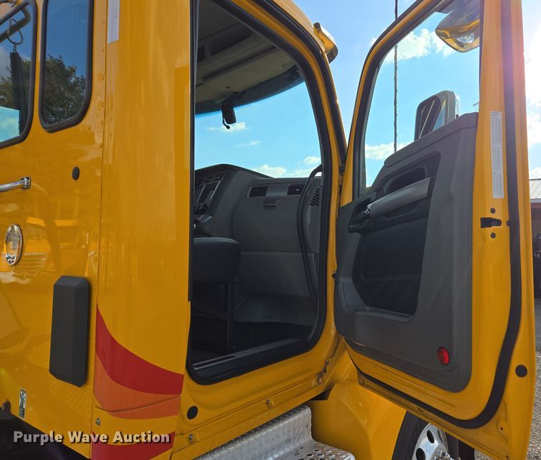 image for item EI4127 2021 Kenworth T680 semi truck