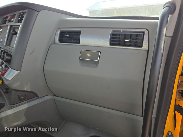 image for item EI4127 2021 Kenworth T680 semi truck