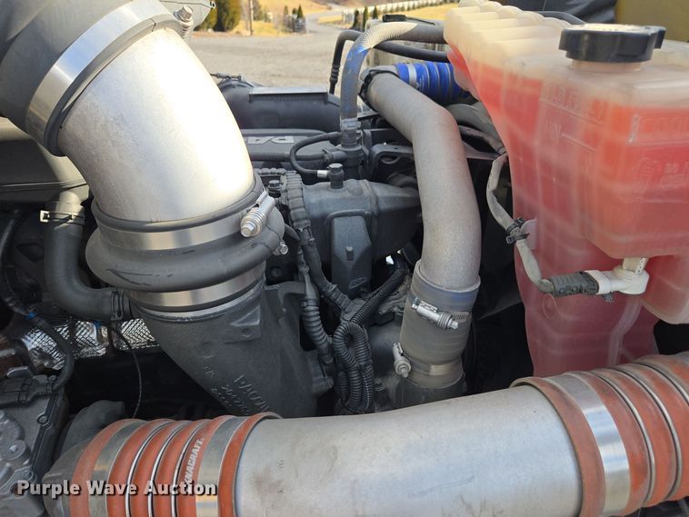 image for item EI4127 2021 Kenworth T680 semi truck